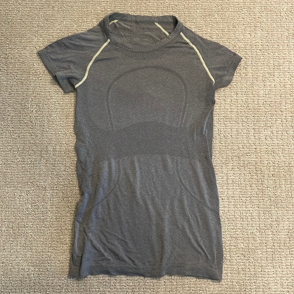 Lululemon womens silverescent running top! Size 6!
